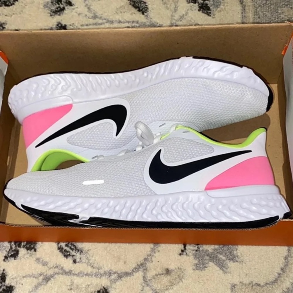 NEW Nike Revolution 5 Pink White
